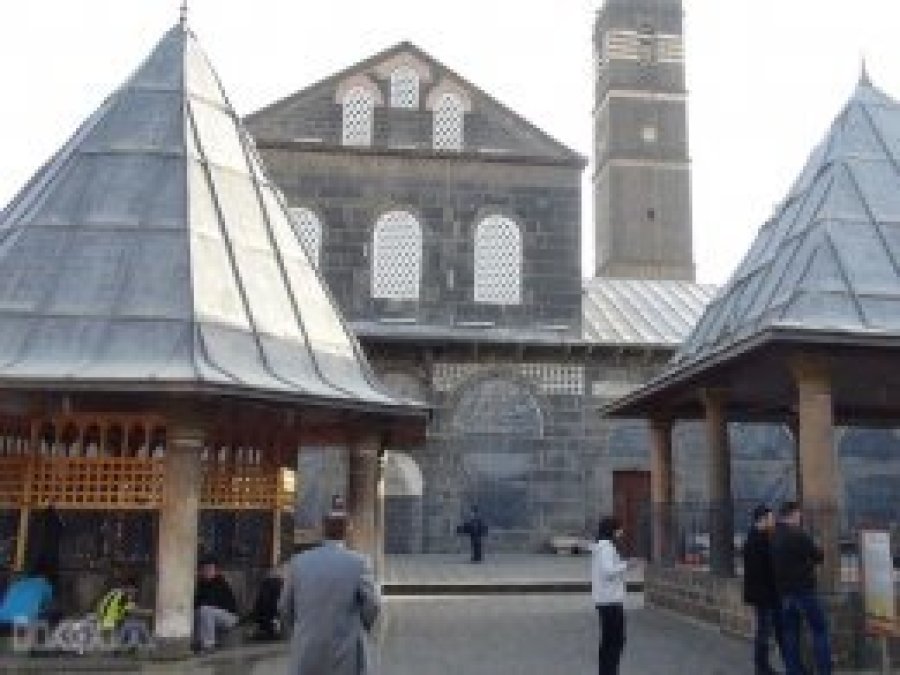 'Camiler sistematik yok edilmeye çalışıldı'