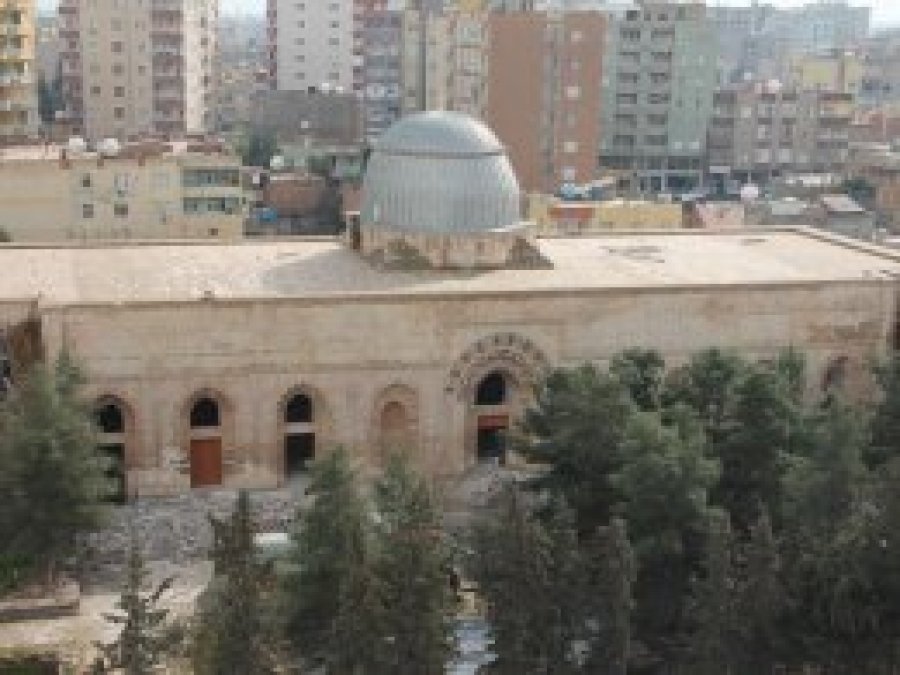 Ahıra çevrilen cami zulmün izlerini duvarlarında taşıyor