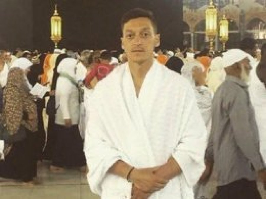 Özil'den Umre ziyaretini eleştiren parti başkanına cevap