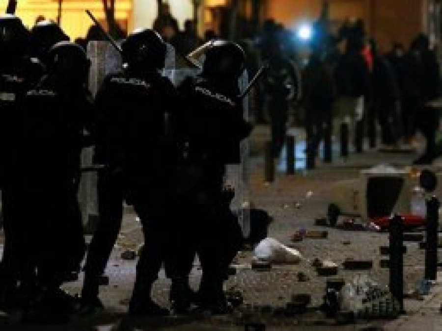 Madrid'de göstericiler sokakları ateşe verdi