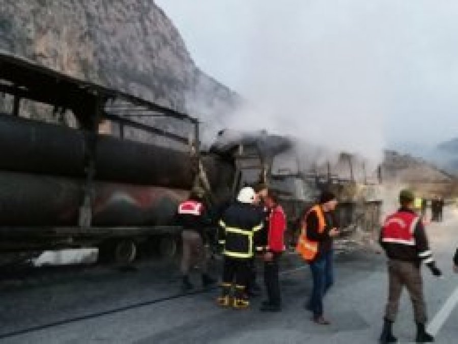 Yolcu otobüsü TIR'a çarptı: 13 ölü, 15 yaralı