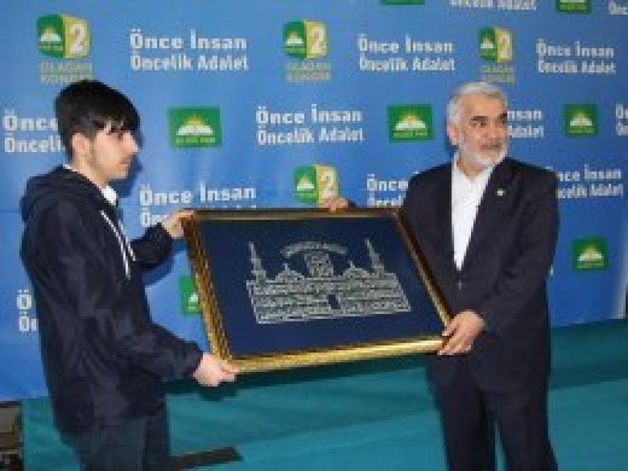 Yusufi Ekrem Kılavuz'dan Yapıcıoğlu'na anlamlı hediye