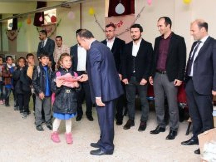 Yoksul 700 öğrenciye kıyafet yardımı yapıldı