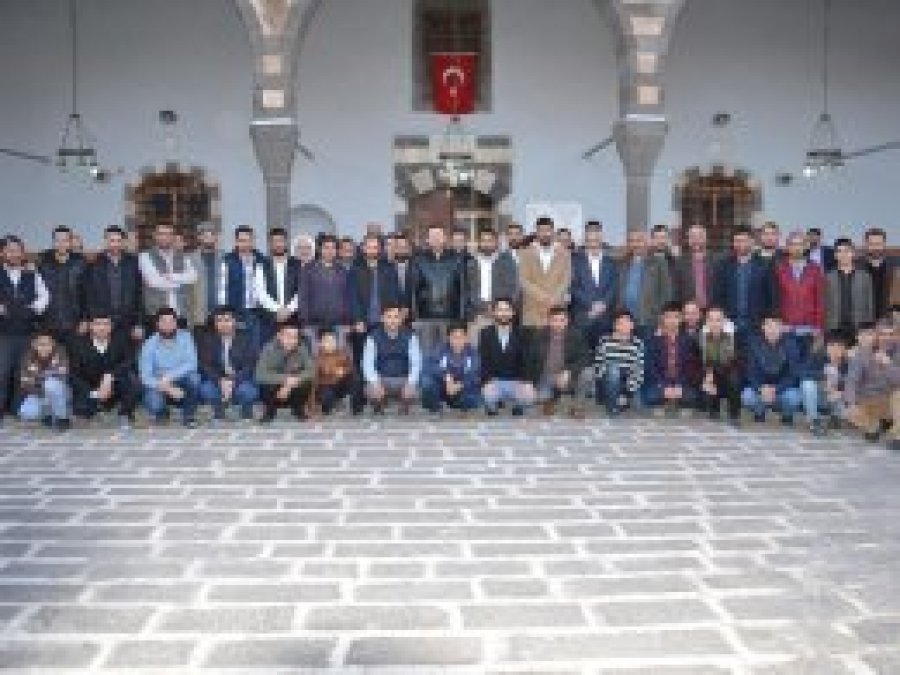 HÜDA PAR'lı gençler sabah namazında buluşuyor