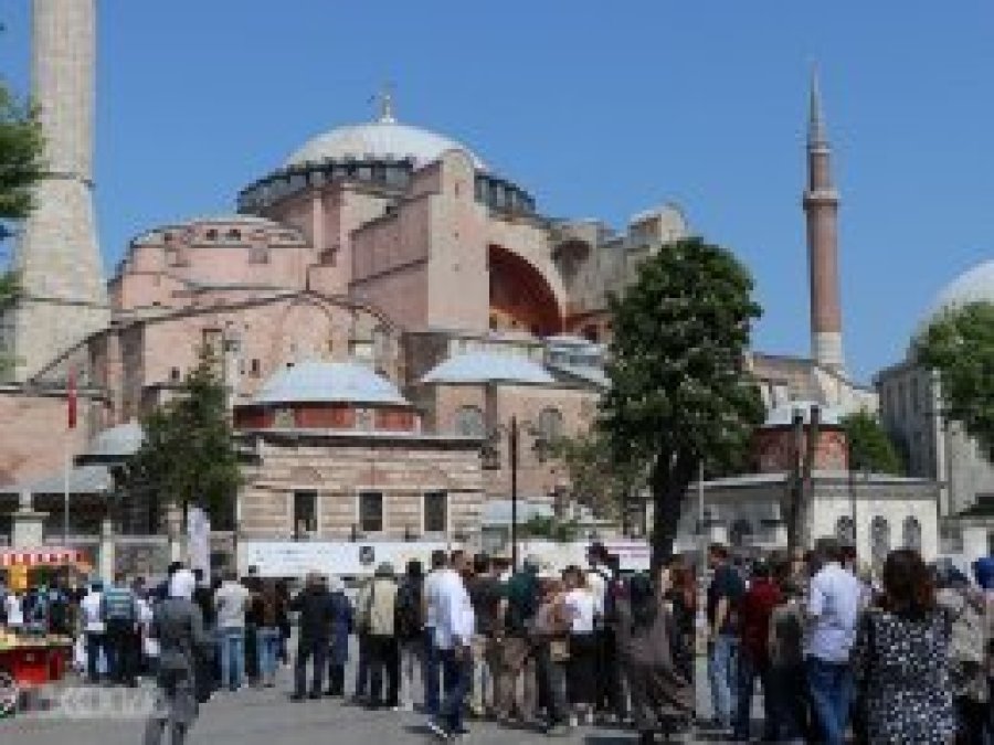 Ayasofya ziyaretçi akınına uğruyor
