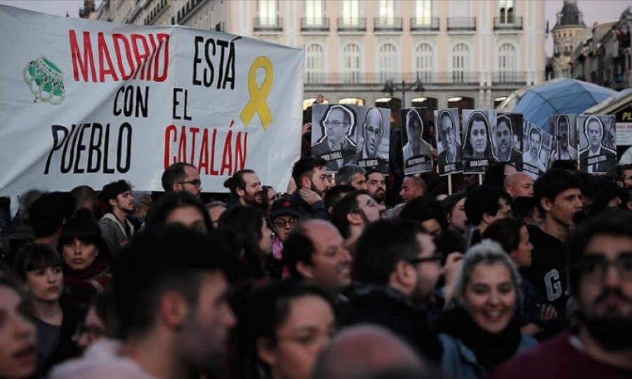 Katalonya'da siyasetçilerin mahkumiyetine karşı protestolar sürüyor