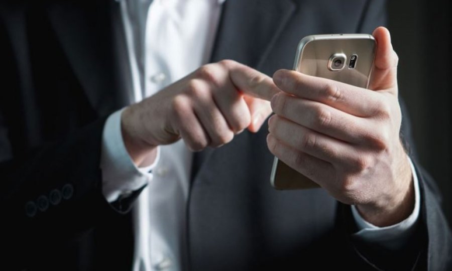 Nomofobi en geç 15 dakikada bir telefona baktırıyor