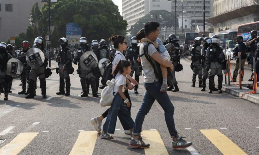 Hong Kong protestoların gölgesinde yerel seçim için sandık başına gidiyor