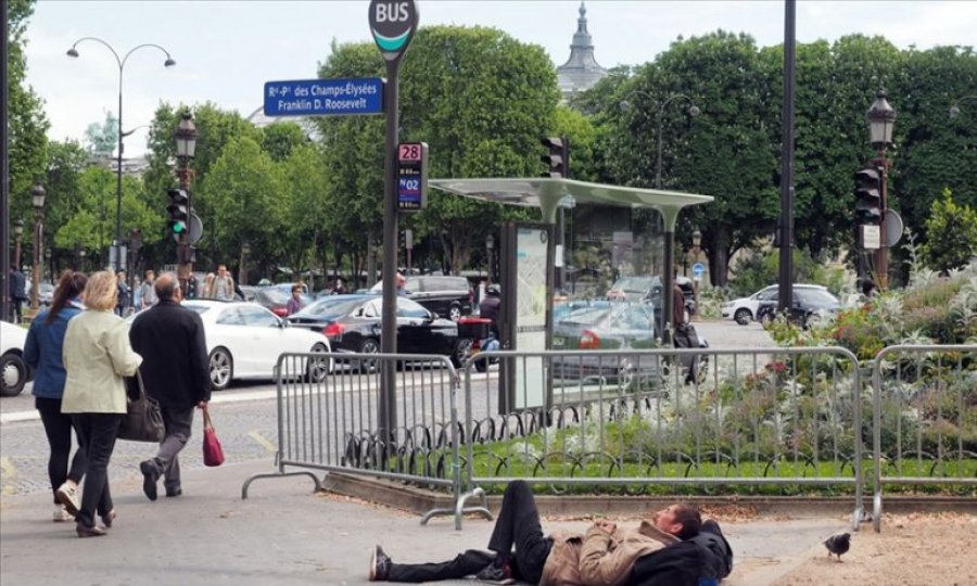 Paris'te 700 çocuk geceyi sokakta geçiriyor