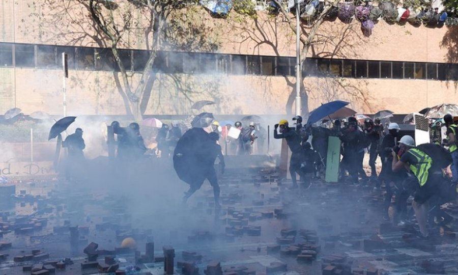 Protestolar Hong Kong'u toplumsal kaos noktasına sürükledi
