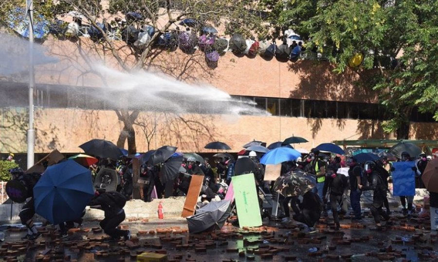 Hong Kong'da polis üniversite kampüsüne girdi