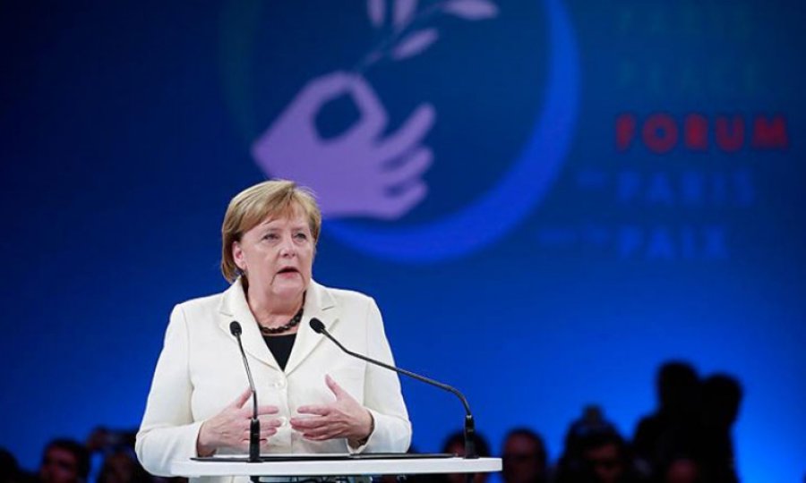 Tesettür düşmanlığı Merkel'in de gündeminde
