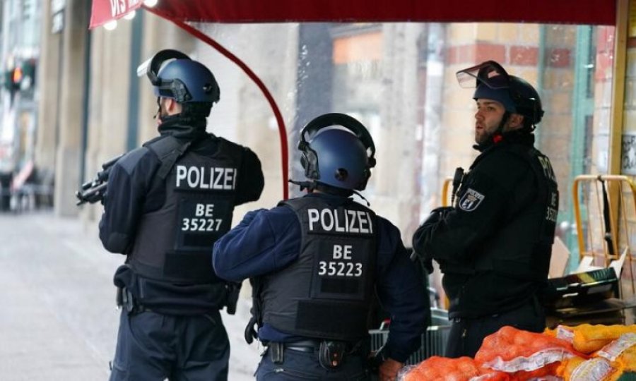 Berlin'de silahlı soygun girişimi: Polis zanlının peşinde