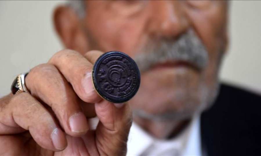 Muşlu muhtar amcasından aldığı mührü 62 yıldır taşıyor