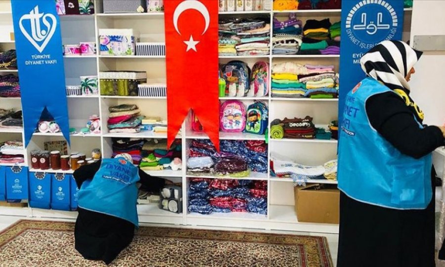 Türkiye Diyanet Vakfı 'Hayır Market'lerle ihtiyaç sahiplerine yardım dağıtıyor