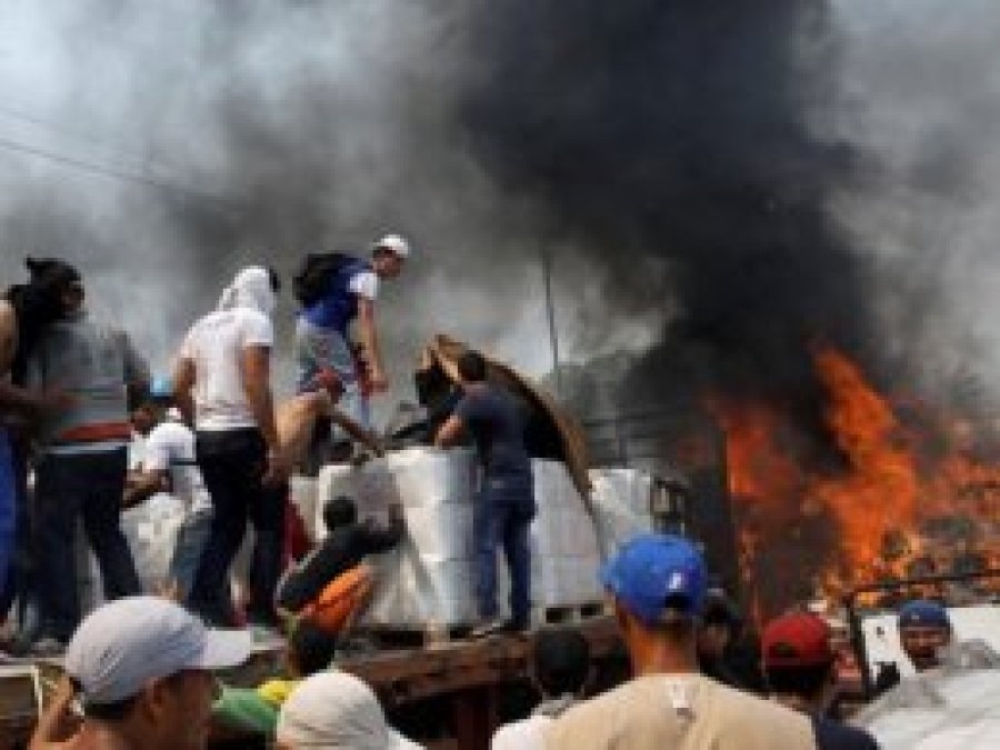NYT: Venezuela'ya giden yardım kamyonlarını Maduro yaktırmadı