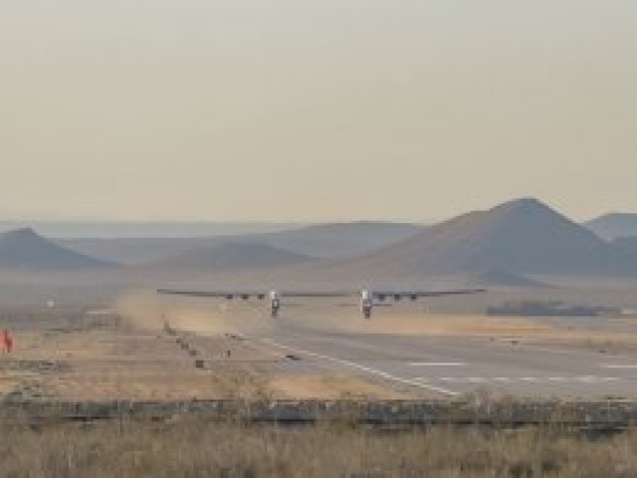 Dünyanın en büyük uçağı ilk uçuşunu gerçekleştirdi