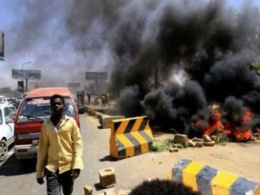 Sudan'da göstericiler Hartum caddelerine barikat kurdu
