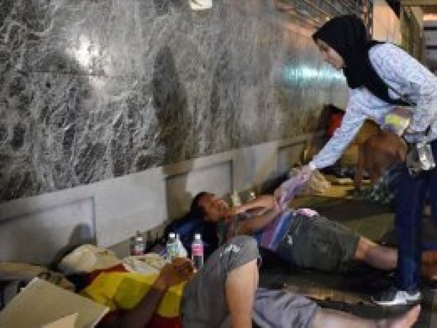 Kuala Lumpur'daki evsizleri sahurluklarla sevindiriyorlar