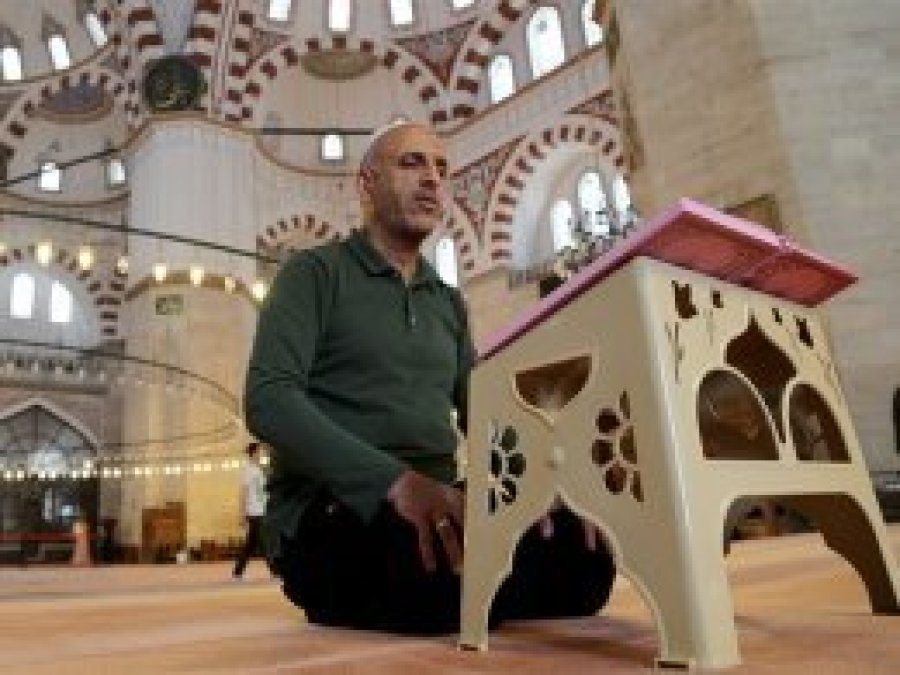 İtikaf için camiye kapandılar