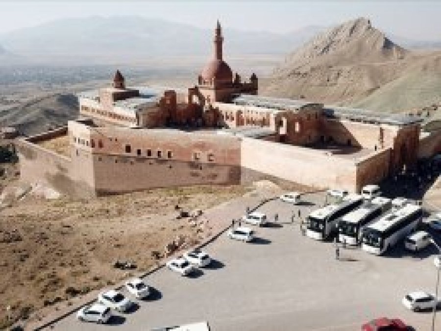 235 yıldır tarihe ışık tutan saray: İshakpaşa