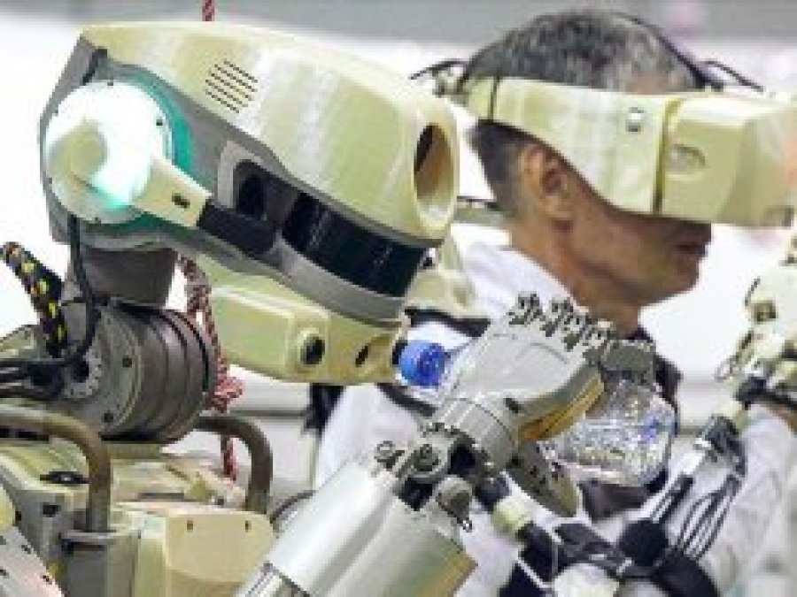 İnsansı robotu taşıyan mekik uzay istasyonuna bağlandı