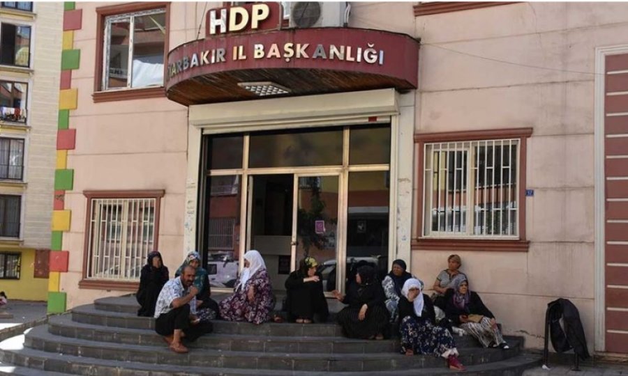 Diyarbakır annelerinin oturma eylemine katılım sürüyor