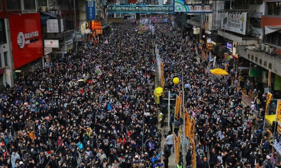 Hong Kong'da yeni yılın ilk günü protestolarla başladı