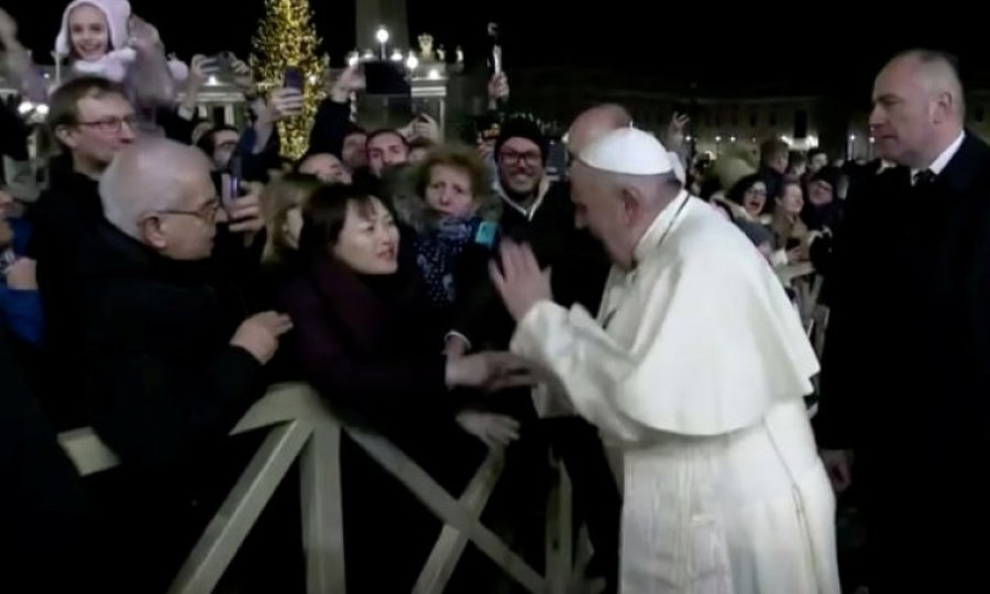 Papa Francis elini bırakmayan kadına vurarak tepki gösterdi