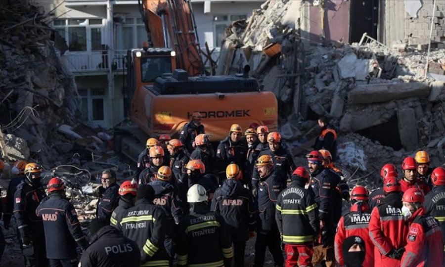 Sürsürü Mahallesi'nde yıkılan binada arama kurtarma çalışmaları sürüyor