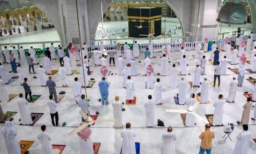 Kabe'de 7 ay sonra 40 bin kişi ile cuma namazı kılındı