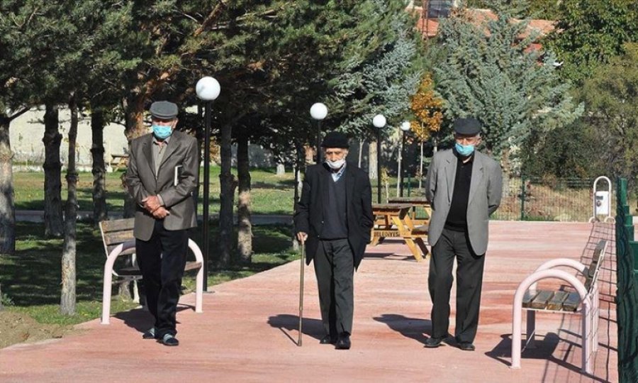 Beldelerine kurdukları vakıfla yaşlılara sahip çıkıyorlar