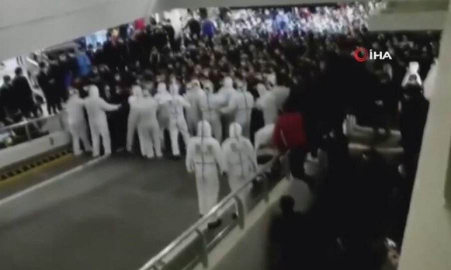 Çin'de havaalanının toplu Kovid-19 testi için karantinaya alınması kaosa yol açtı