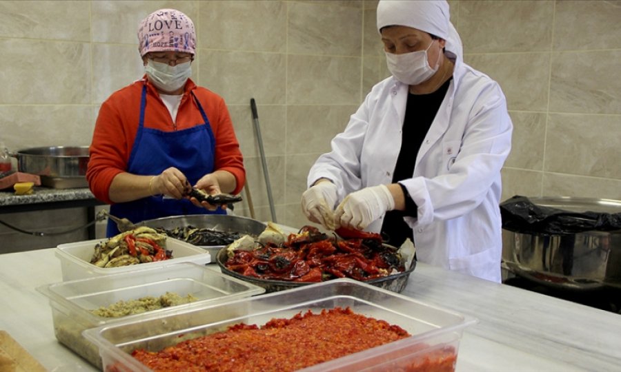 Ninelerinden öğrendikleri yöntemle 'Balkan sosu' üretiyorlar
