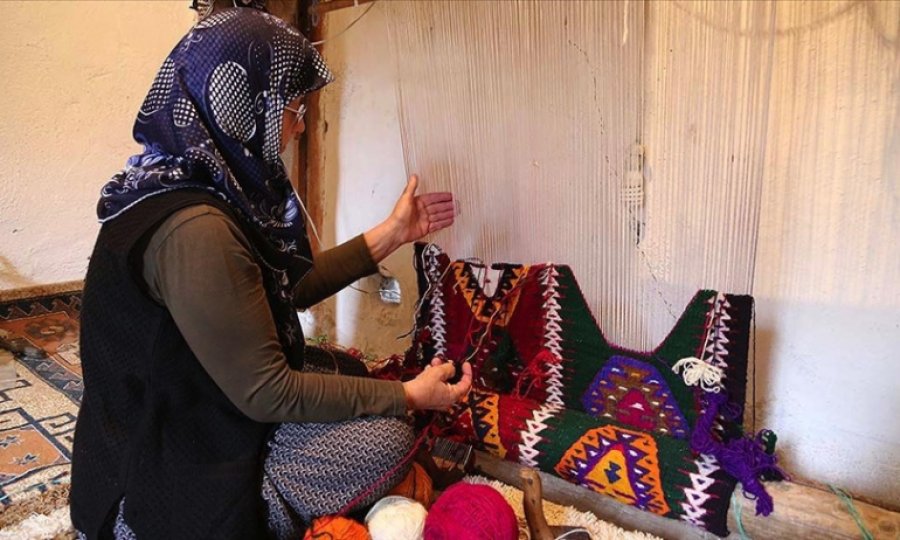 El emeği göz nuru kilimler kadınların ellerinde hayat buluyor