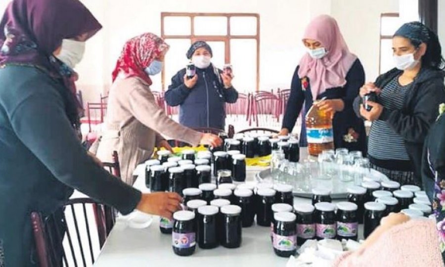 Kooperatif kurdular, ürettikleri yöresel ürünleri satışa sunuyorlar