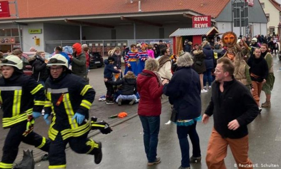 Almanya'da araç karnaval geçit törenine daldı, 30 yaralı var