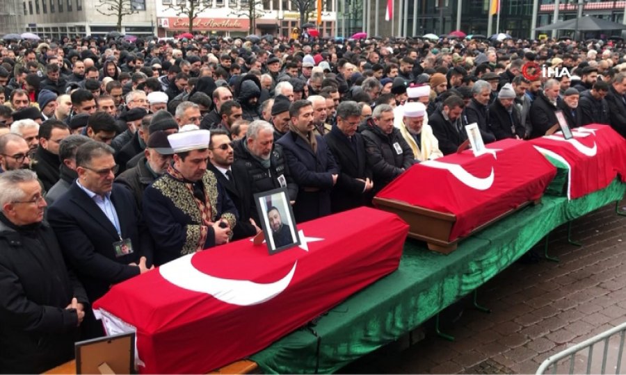 Almanya'daki ırkçı saldırıda ölenler defnediliyor
