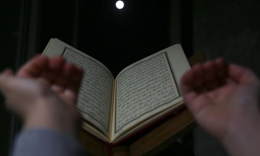 Berat Kandili'nde dualar evlerden yükseldi