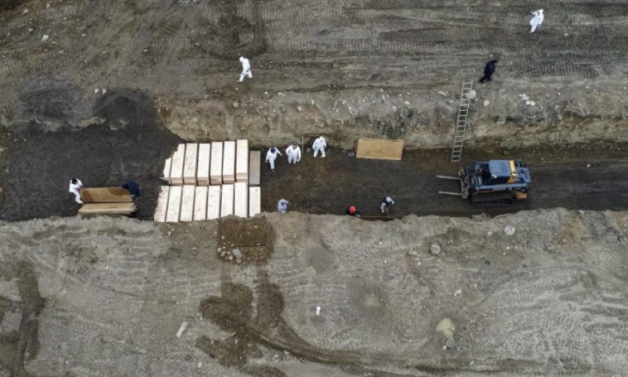 Küresel kapitalizmin merkezinde koronavirüs kurbanları toplu mezarlara gömülüyor