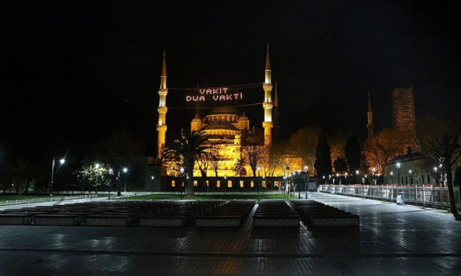 İstanbul'da iftarda dolup taşan meydanlar boş kaldı