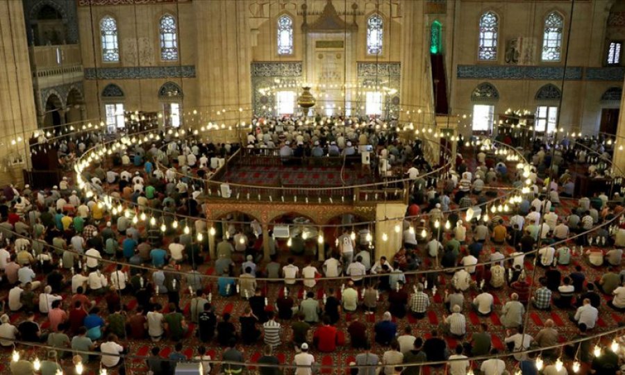 Camilerin yeniden toplu ibadete açılması olumlu karşılanıyor 