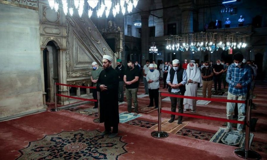 Camilerde cemaatle ilk sabah namazı kılındı