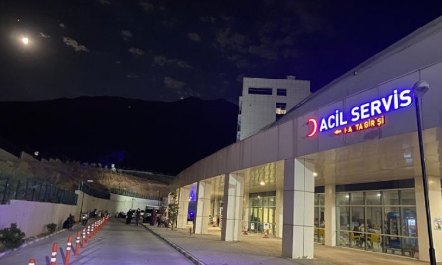 Eşi ve çocuğunun gözleri önünde silahla vurulan kişi öldü
