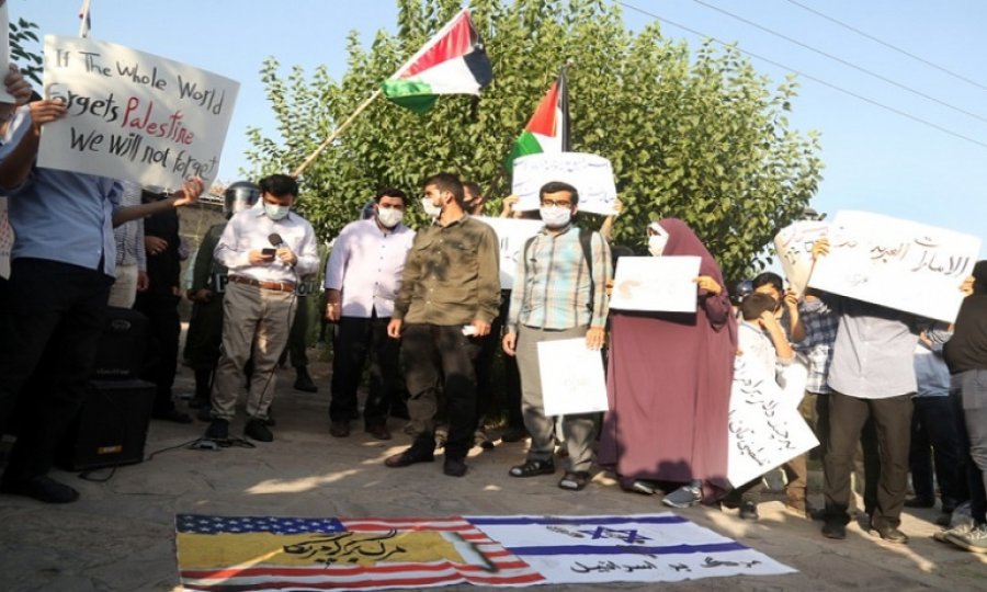 Üniversitelilerden Tahran’daki BAE Büyükelçiliği önünde protesto gösterisi