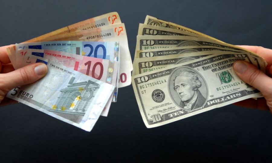 Dolar 7.77'yi, euro 9.03'ü geçti