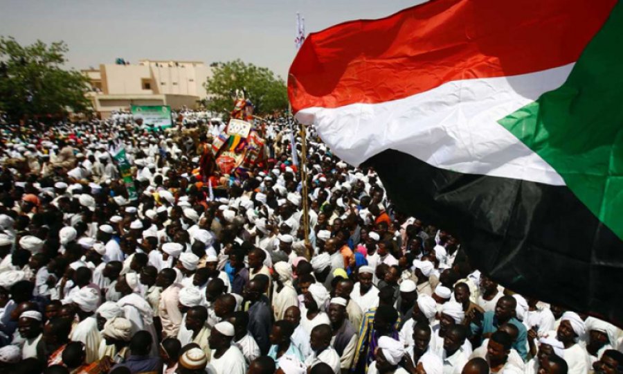 Afrika Birliği Sudan'ın üyeliğini askıya aldı