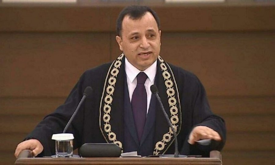 AYM Başkanı: Cübbeyle siyaset olmayacağı gibi cübbesiz yargılama da olmaz