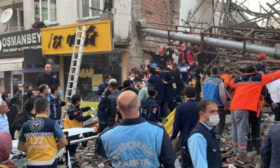 Malatya'da bina çöktü