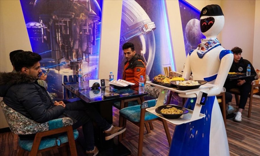 Irak'ın Musul kentindeki bir restoranda 'robot garsonlar' işe başladı